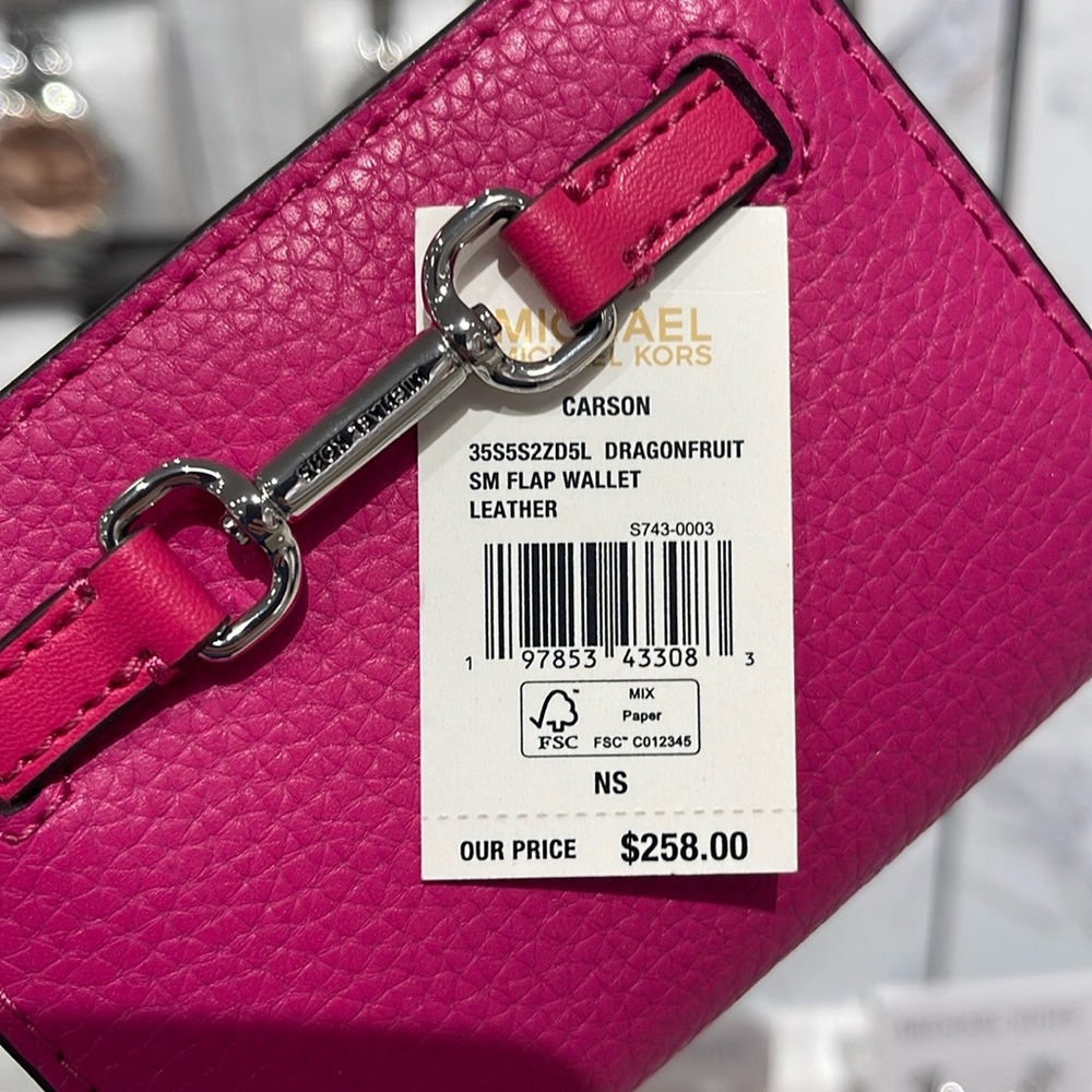 MICHAEL KORS Carson Small Pebbled Leather Flap Wallet
DRAGONFRUIT
NWT - Picture 16 of 16